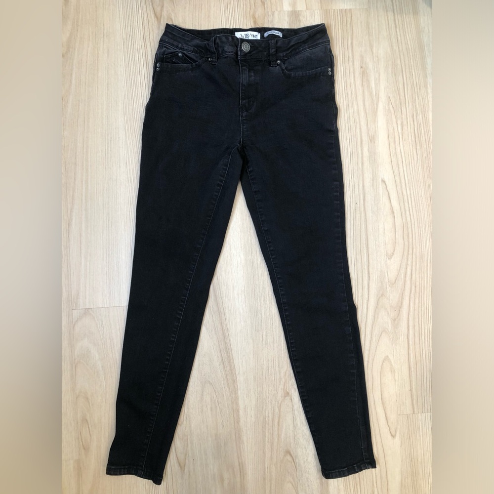 YMI Women’s Mid Rise Wannabettabutt Jeans—- Size 7/28